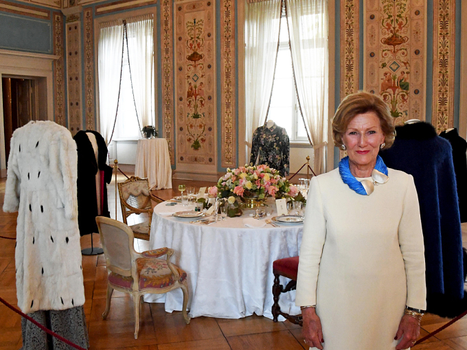 Dronning Sonja i Store spisesal der det er dekket opp til førstedamer før og nå. Foto: Sven Gj. Gjeruldsen, Det kongelige hoff
